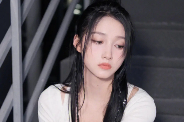 校花|京圈格格关晓彤,亲姐过世六年死因成谜,为何全家人无动于衷