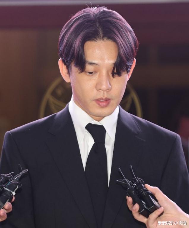 刘亚仁|刘亚仁被当众泼水,回头怒瞪泼水者,警员强力拦着他压制怒火