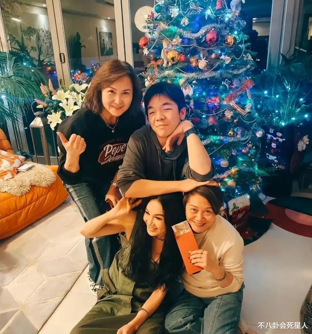 富豪明星奢侈过圣诞：去国外游玩，在豪宅聚会，包包6万外套2万