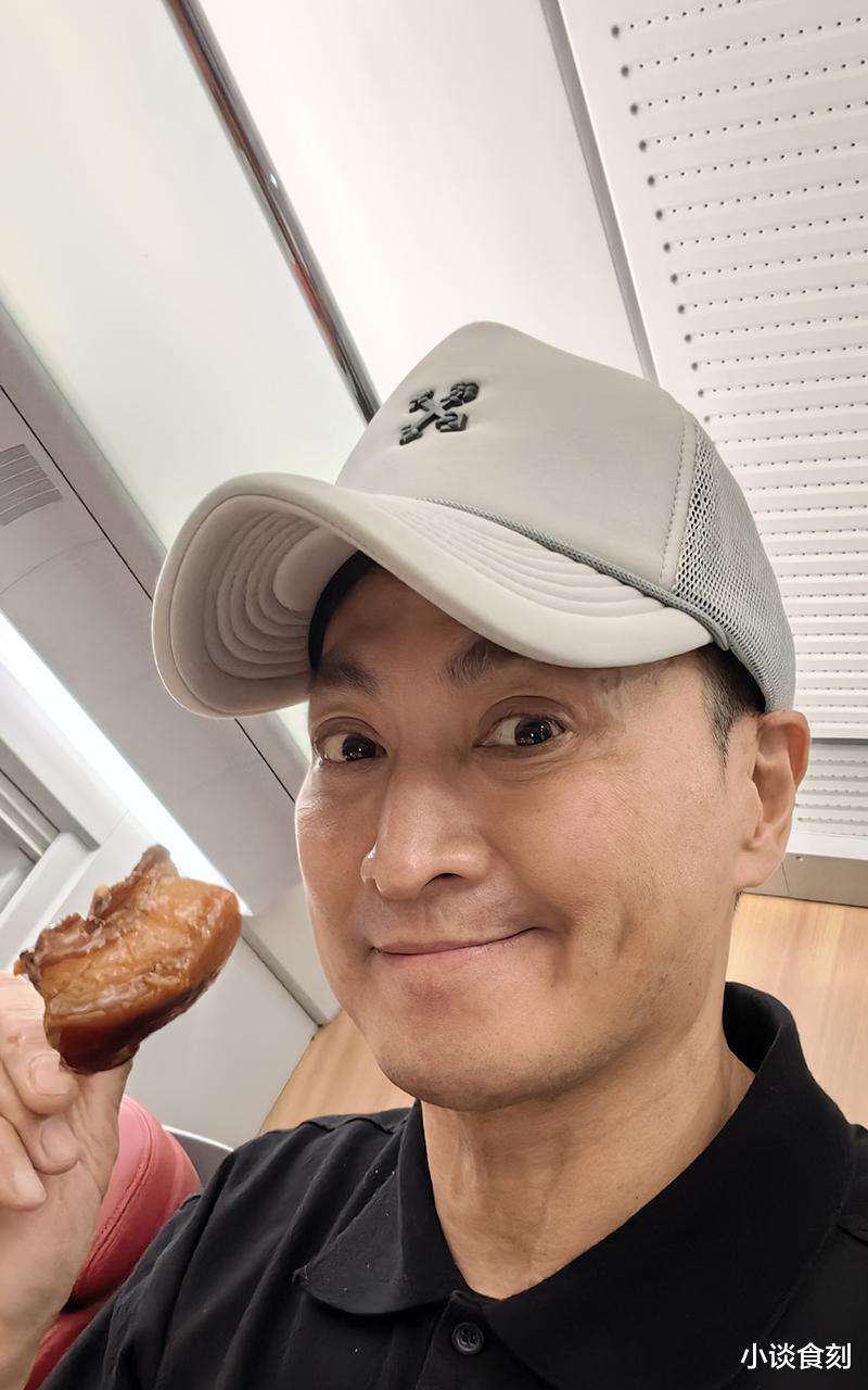 红烧肉|何家劲晒60元一份的高铁盒饭火了，红烧肉很吸睛，网友：看着挺香