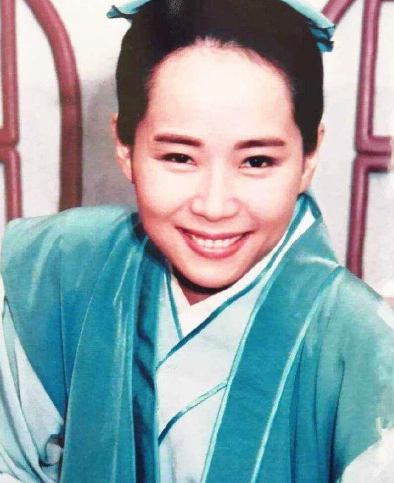 叶童哥哥移居英国生意失败,回国后无戏拍当保安,68岁发福变化大!