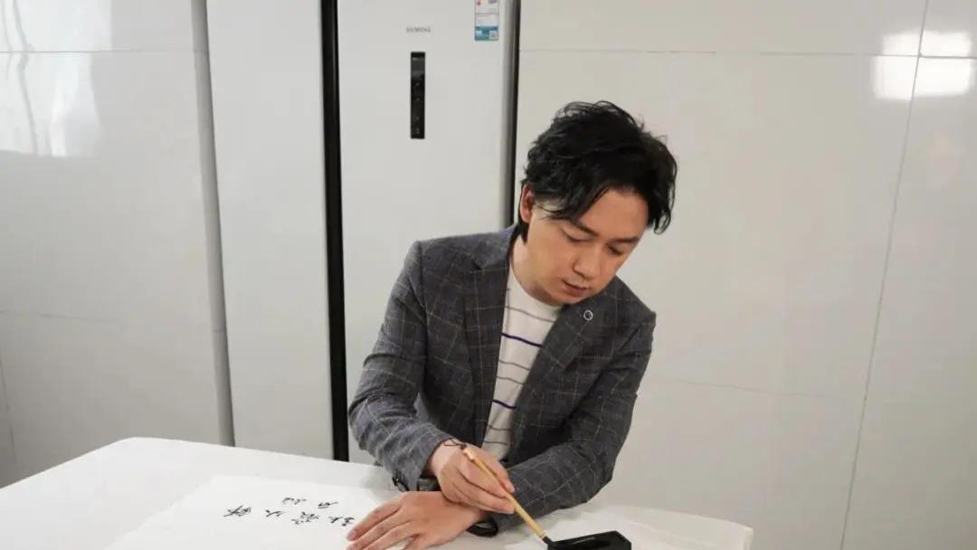 富大龙|表面是过气演员，实际是深藏不露的才子，这些男星个个擅舞文弄墨