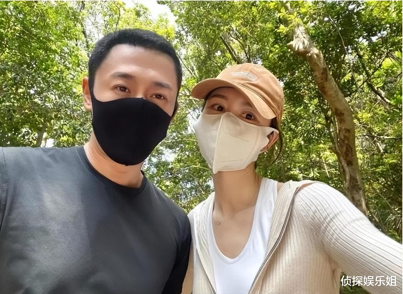 林峯老婆晒一家三口旅行照，佘诗曼惊喜出镜，小Luna露正脸像爸爸