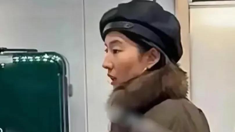 刘亦菲巴黎店铺被偶遇：人憔悴皮肤黄如同路人，巴黎一人孤独游玩