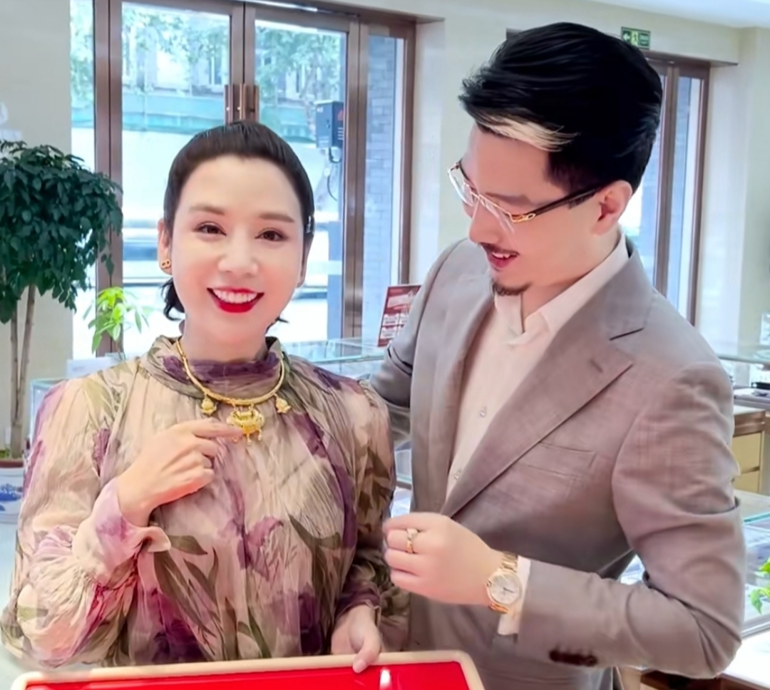 |国岳夫妇女儿百日宴,给宝宝戴金锁封三瓶5万茅台,陈浩民撑场