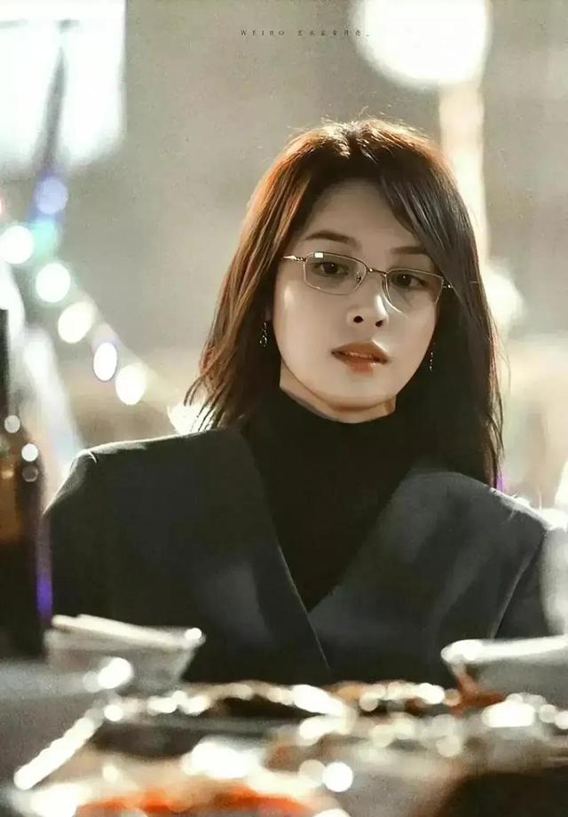 高启兰|《狂飙》高启兰:戴上眼镜是大姐大,摘下眼镜是小女生。
