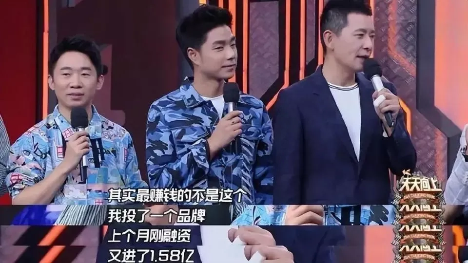 52岁瞿颖与戴军泰国度假!搂肩举杯动作亲密,男方疑在当地开餐厅