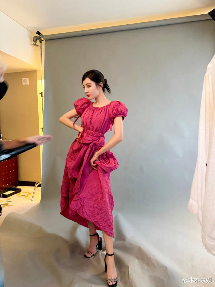 迪丽热巴造型引争议!一身行头超2万,生图嘴唇下垂,撞脸悲伤蛙!