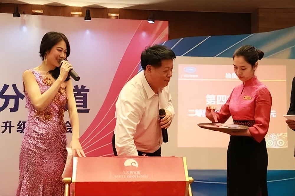 00后女同事入职3个月,年会抽中公司特等奖,得知奖品后哭笑不得