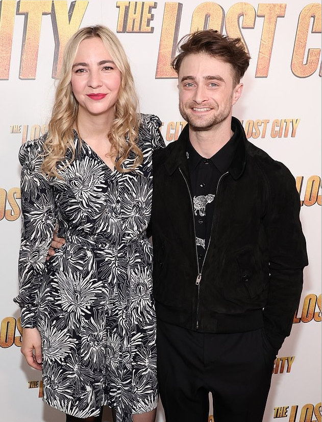 丹尼尔·雷德克里夫|哈利波特扮演者丹尼尔将当爸爸,十年女友已怀孕,孕肚照曝光