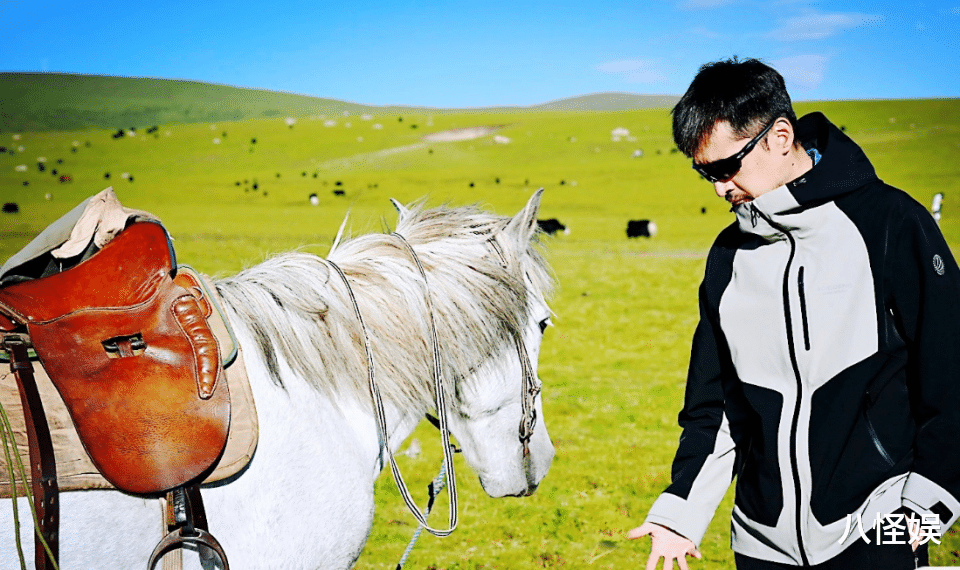 陈龙与刘涛胡歌做公益，皮肤黝黑被晒到蜕皮，胡歌晒出眼镜痕