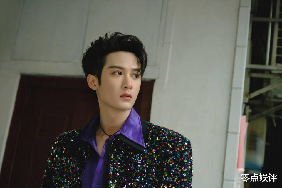 檀健次恋情疑云揭秘:与神秘女子相拥回酒店,女方身份引网友热议