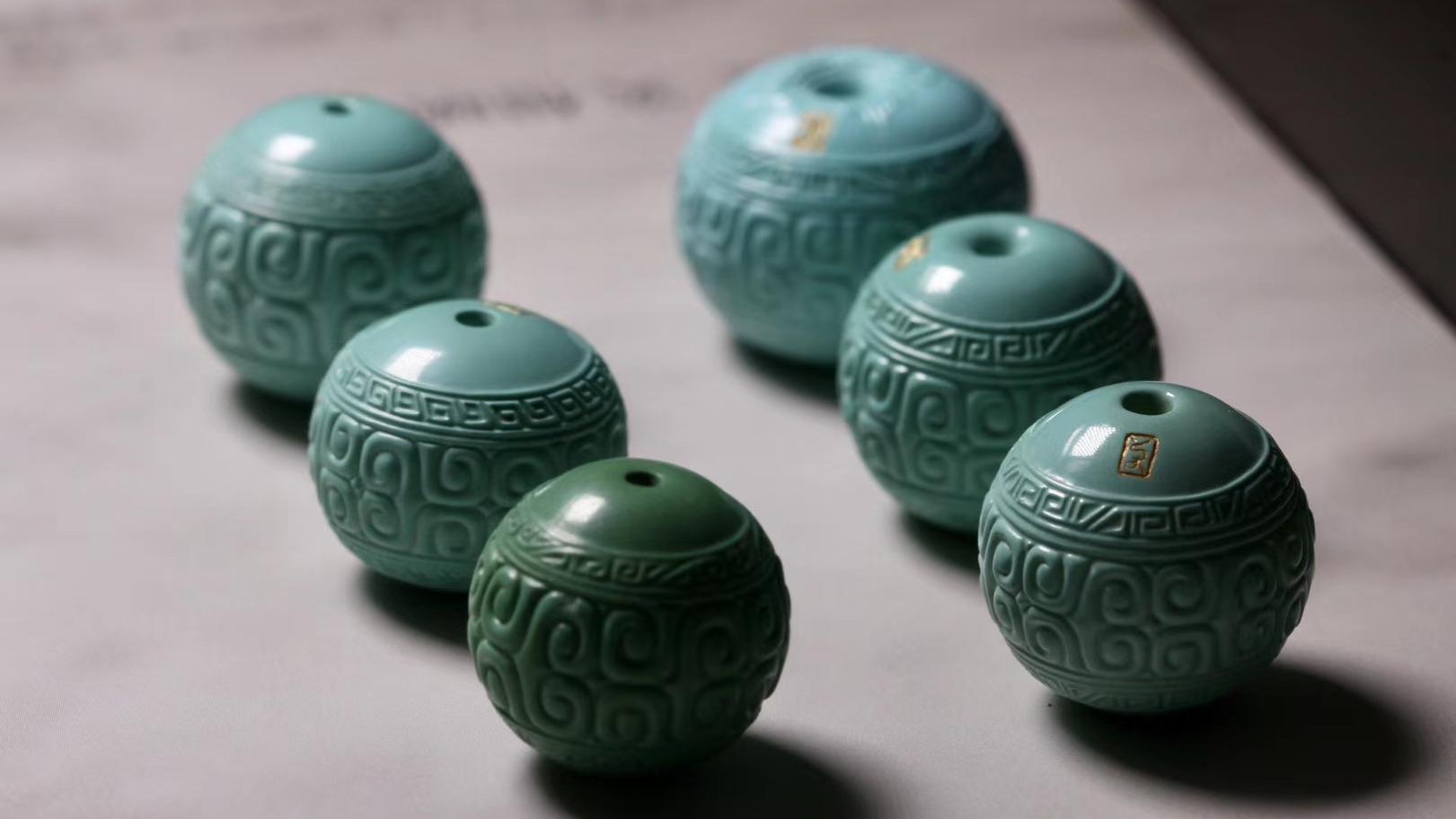 文玩潮流的反复性，大家玩腻了小尺寸手串，又开始玩大尺寸单圈了