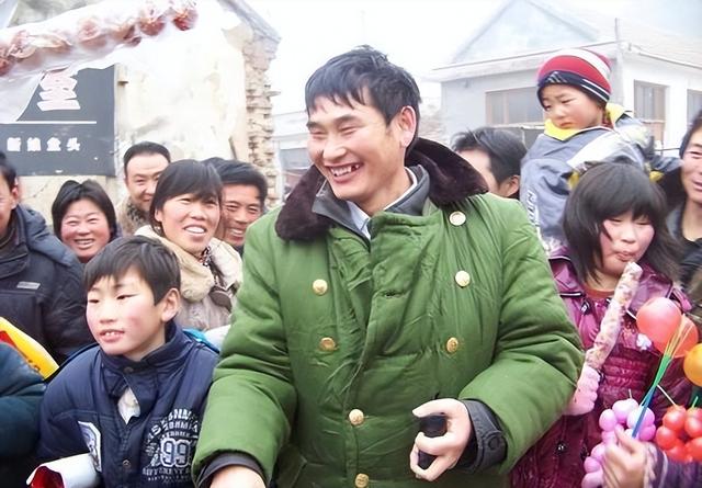 大衣哥是狠人！大门上安滚钉板，围墙上种仙人掌，粉丝们要小心