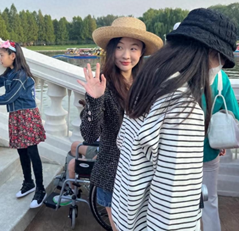 佟丽娅母子出游被偶遇,朵朵正面照被曝,五官清秀不似妈