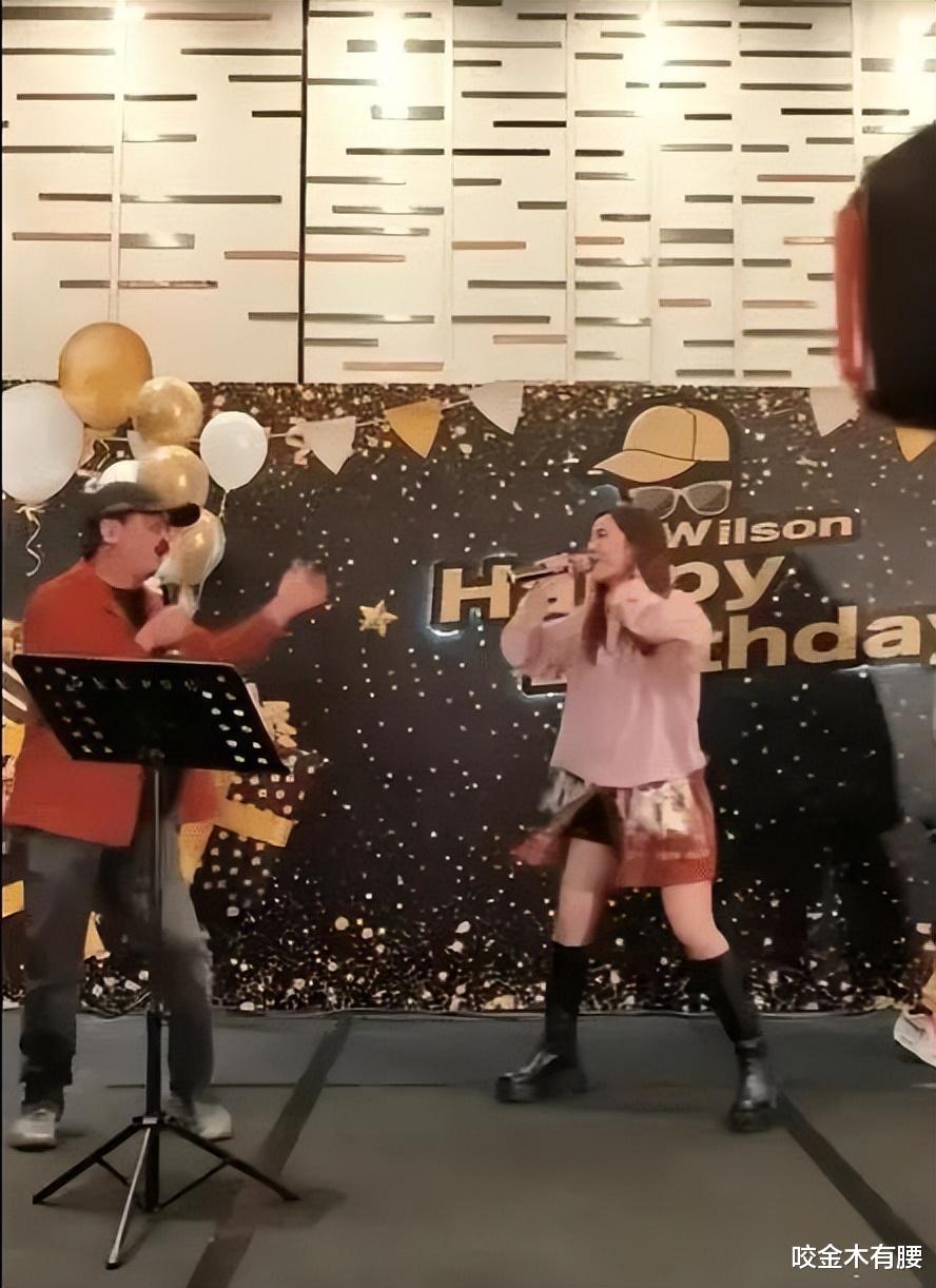 蔡卓妍回港为父庆生，同台演唱卖力忘我，奈何动作太大露出打底裤