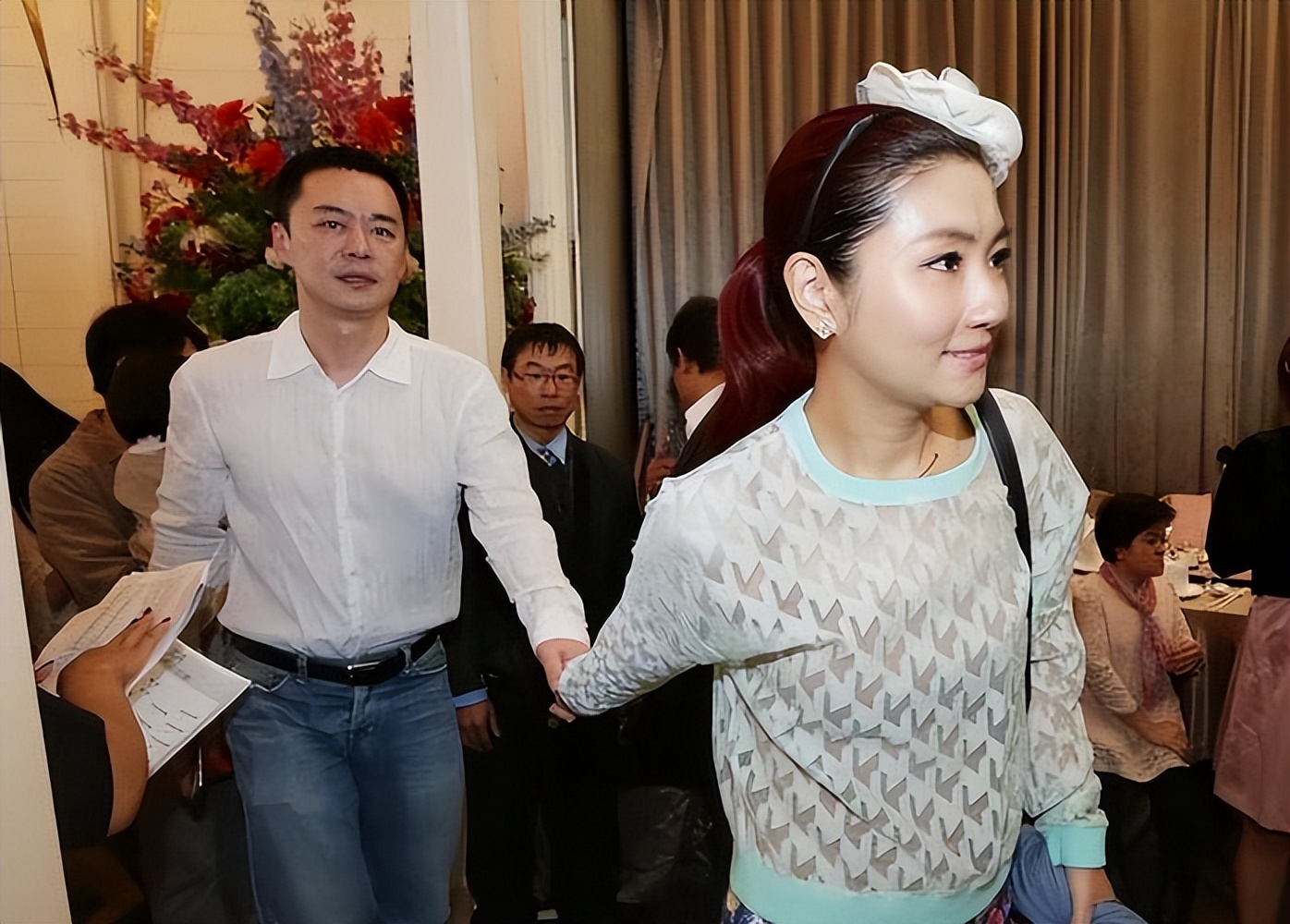 41岁任家萱“官宣产子”,一家三口幸福合照,13年辛酸令人心疼