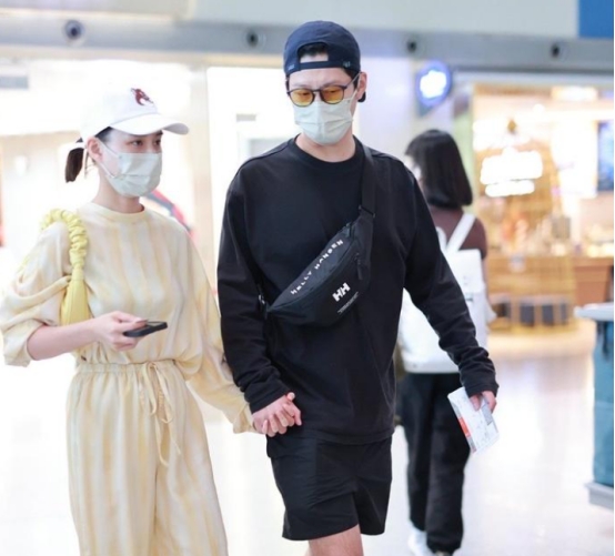 窦骁何超莲婚变疑遭证实，分席而坐显疏离，男方头也不抬光顾干饭