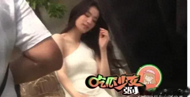 杨洋被爆与小8岁女星海边接吻,同住酒店4天3夜,疑似恋情曝光