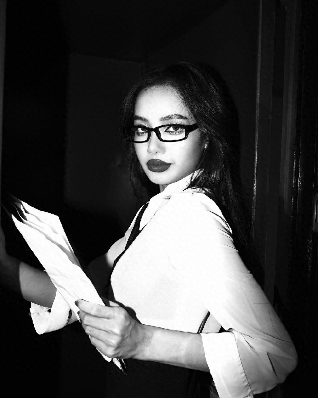 Lisa近照曝光引热议，素颜黑到认不出，网友：疯马秀后彻底大变样