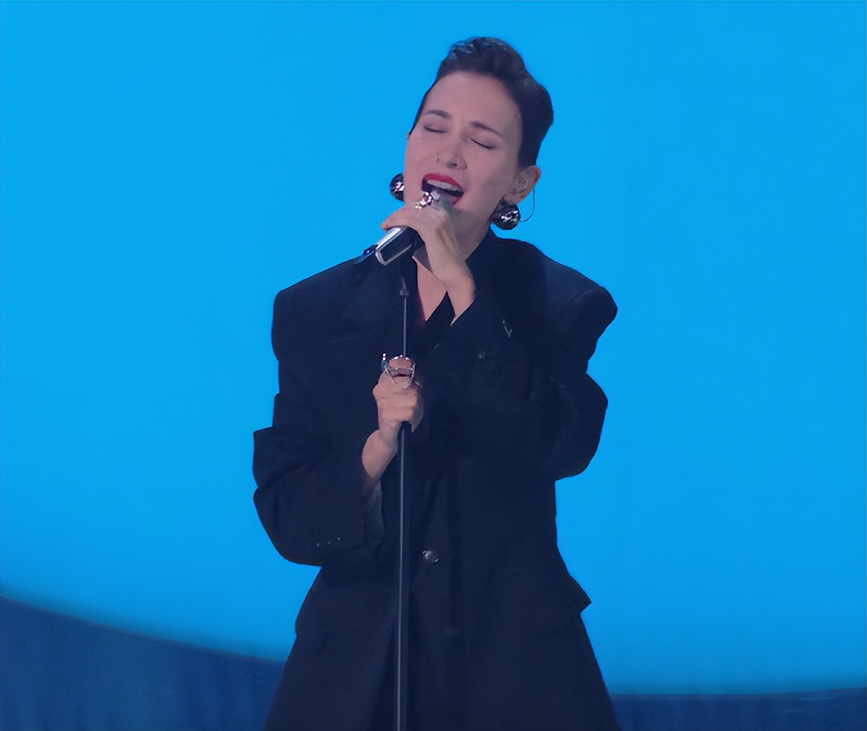 浪姐4|《浪姐4》初舞台落幕:贾静雯未进前十,谢娜第四,第一名太狠了