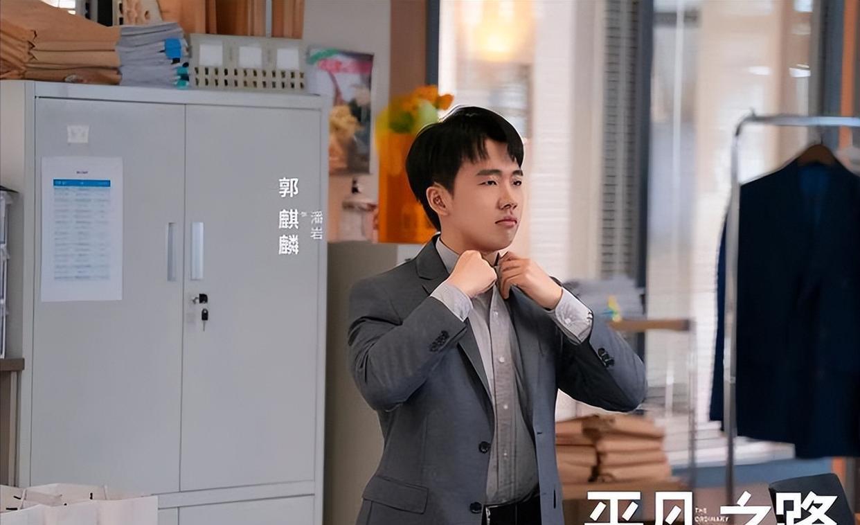 |央视“撑腰”！太子爷“被贬”成凡人？国剧职场终于不装了