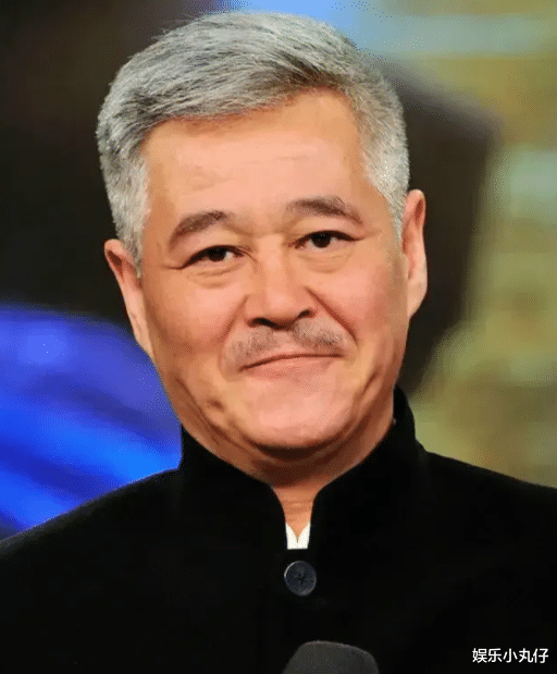 赵本山|赵本山与亲家见面,娇妻拎40w包现身,女婿姿态卑微性别再引争议