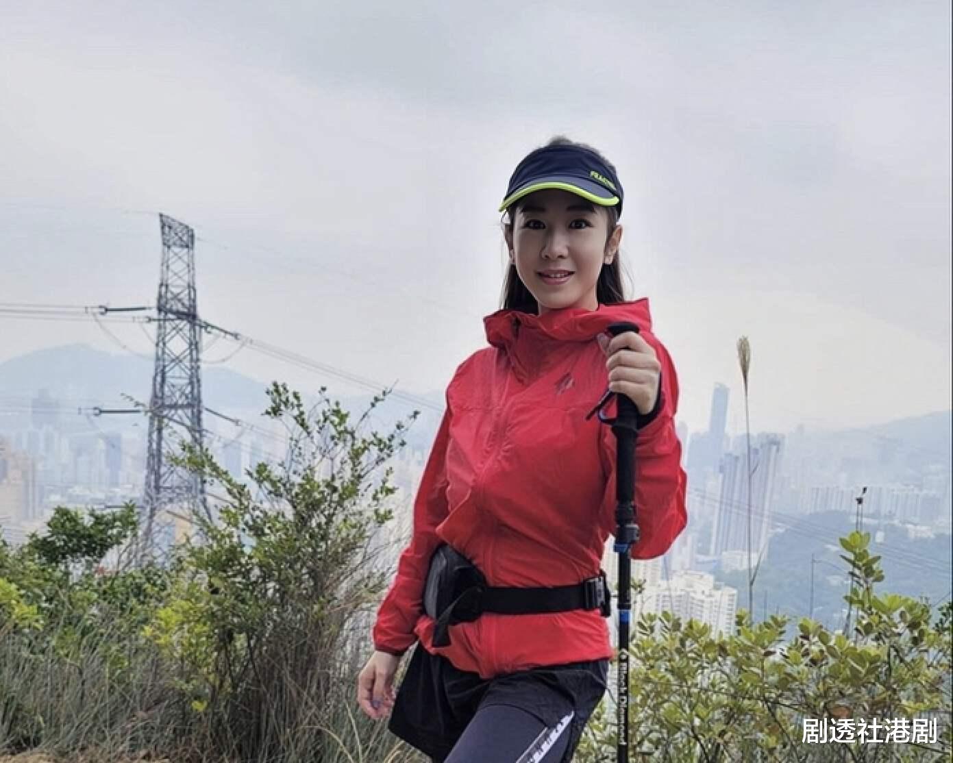 梁雪湄|香港知名女星罕见现身，皮肤白皙少女味足，与男友恋爱多年不结婚