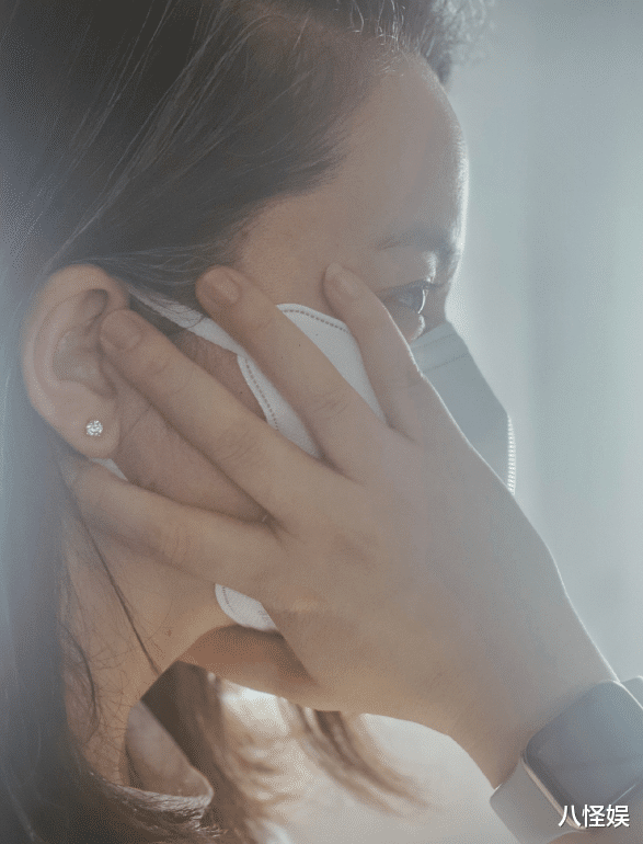 靳东老婆退圈5年变化大，肩宽背厚满头白发，比同学黄晓明老太多