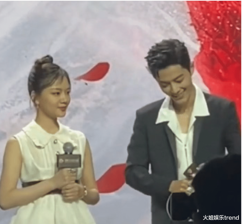 任敏逛街被拍，背79元帆布包，网友：普通邻家女孩