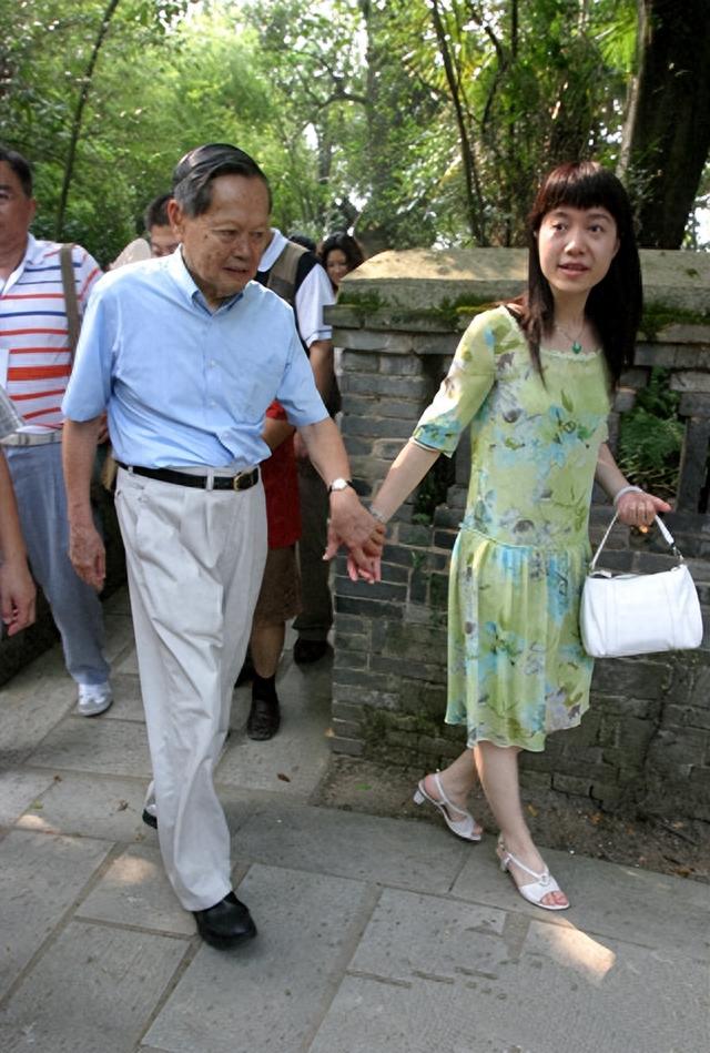 102岁杨振宁带妻子重返定情地!挂防走丢牌,翁帆挺大肚需人搀扶