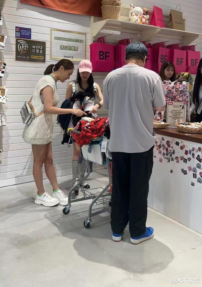 于正和美女逛BM被偶遇,穿2000元鞋子,穿搭举止另类引争议!