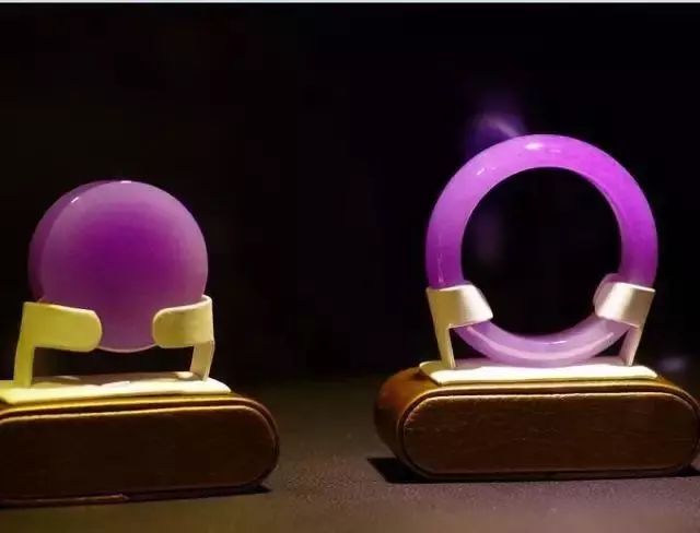 美爆啦!10万块钱买来的翡翠原石,一刀切出极品帝王帝王紫!