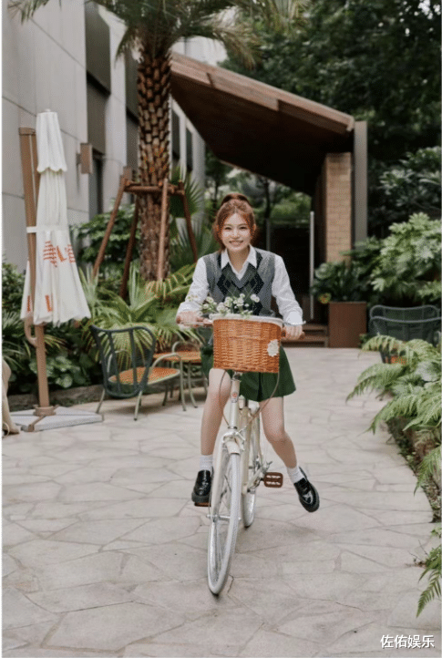 陈妍希|陈妍希晒温柔可人似初恋,笑容甜美超治愈,与陈晓感情甜蜜赢祝福