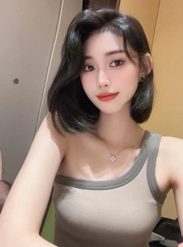 精致的短发美女