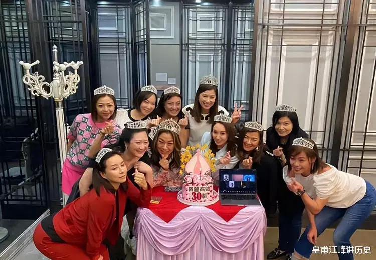 |曾志伟与11位港姐聚会，红光满面肚腩凸出，郭可盈陈妙瑛仍貌美