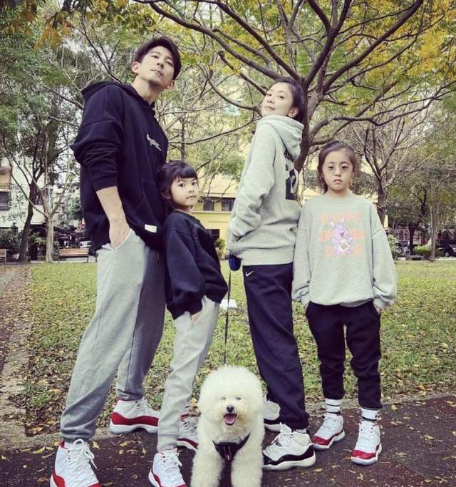 修杰楷|修杰楷分享女儿日常,咘咘发牢骚到放假就下雨,Bo妞练钢琴很认真