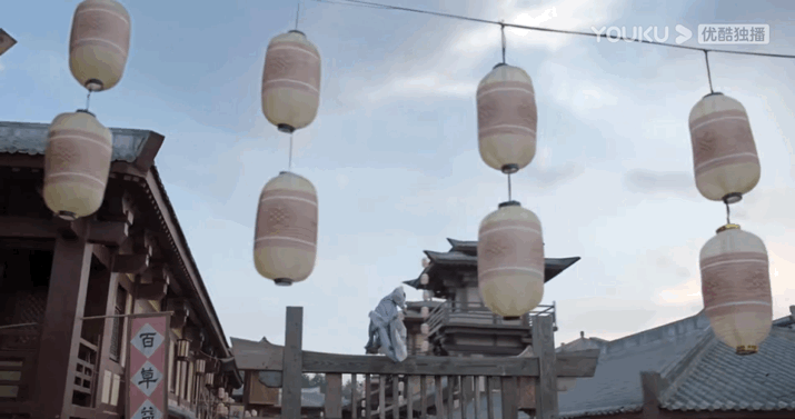 赵露思新剧地狱式开局!头次见一个饼烂到,还没拍就撕到导演的销号