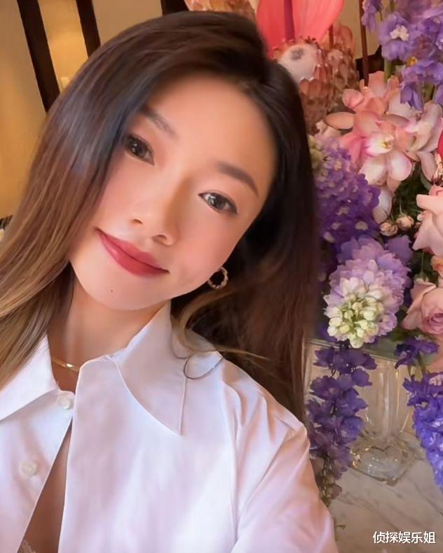 程晓玥近照曝光瘦了一大圈,纤瘦苗条不输孕前,哺乳期染发引争议