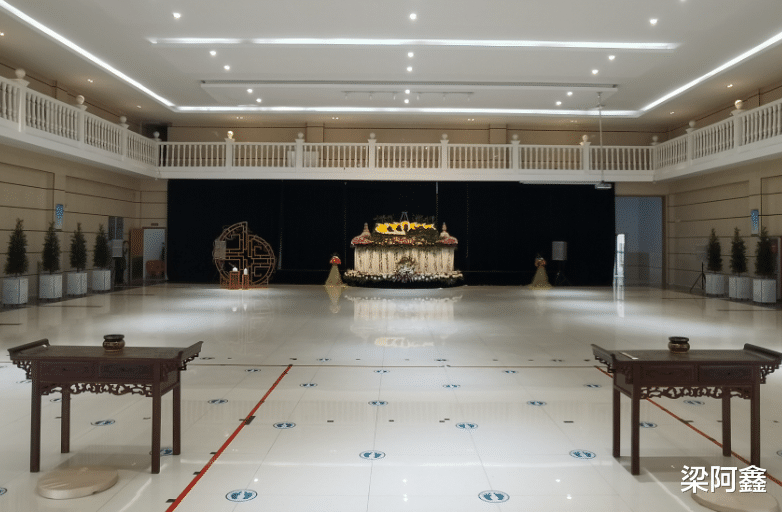 |殡仪馆搬尸工:烧尸体铲骨灰一天1000,只敢干半天,过不去那道坎