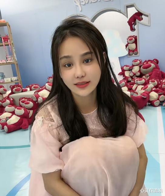 |网红“樊小慧”气质逆袭,烫卷发扎高马尾,直播4小时质疑不断