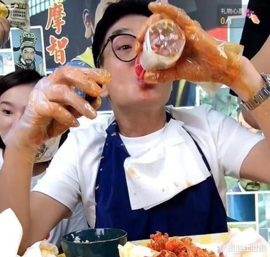 央视春晚|反差!知名港星内地直播赚钱被误会家境清贫,回港后却晒豪宅豪车