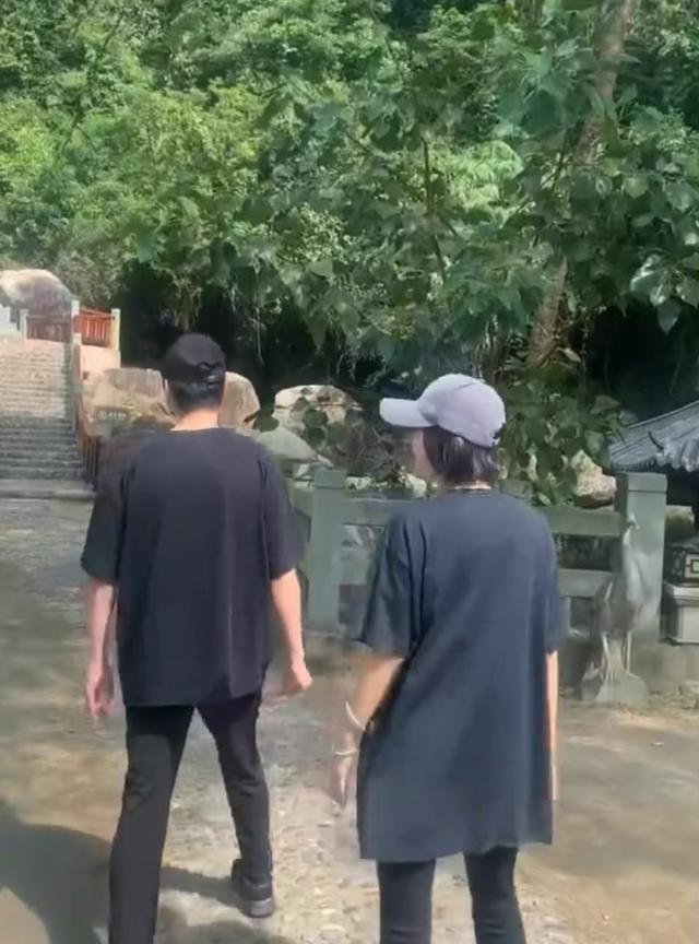 魏大勋|秦岚魏大勋海南再被偶遇，穿情侣装出行超般配，43岁状态似少女