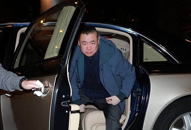 71岁刘銮雄宣布全部财产转给儿子刘鸣炜，联手将甘比踢出局