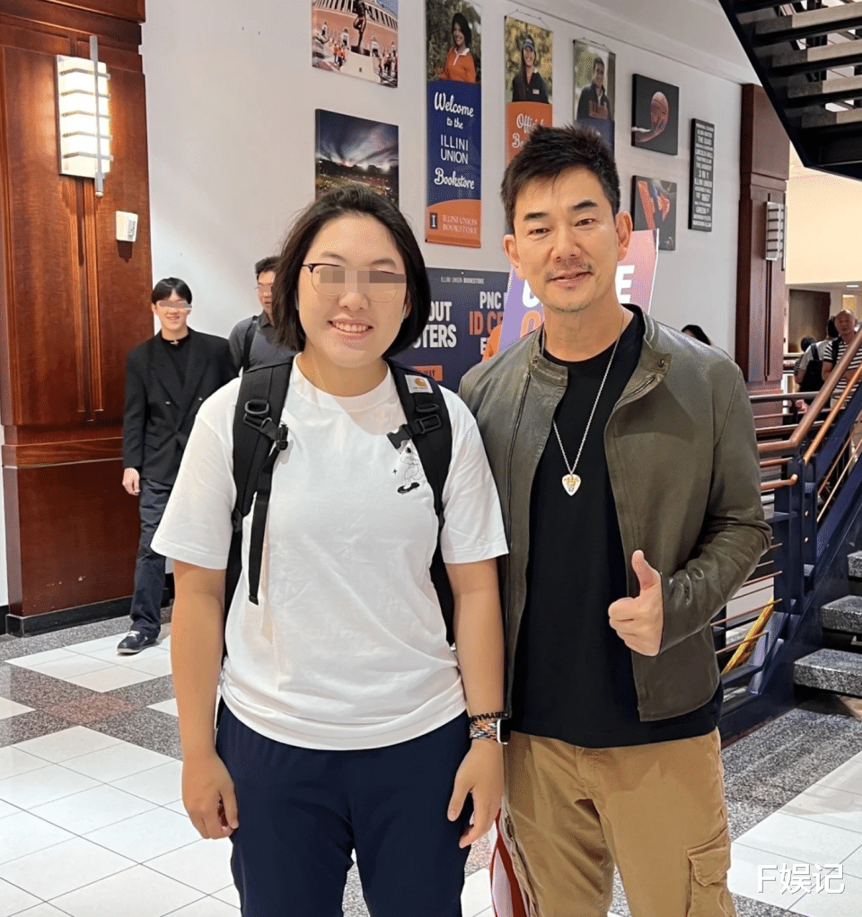 任贤齐没架子和偶遇的网友一一合影 还出面给闹分手的小情侣劝和