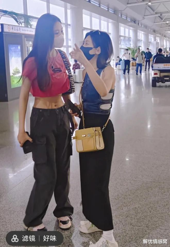 贾静雯|贾静雯被嘲太普通!个子矮小背佝偻,网友:路人都比她好看