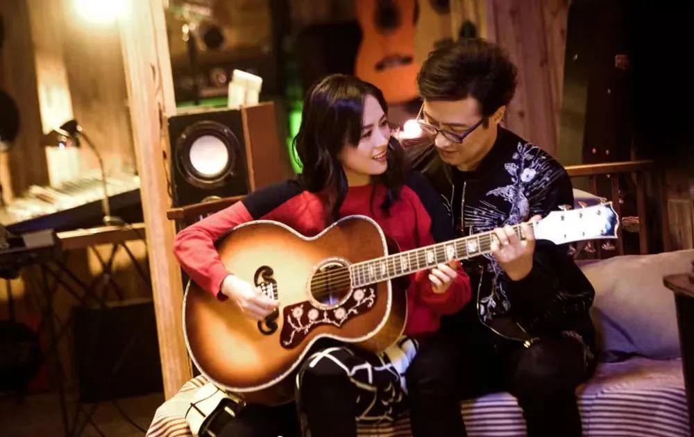 章子怡离婚后和好友旅行晒照心情特好,只可惜身材暴瘦,下巴变尖腿瘦成竹竿了