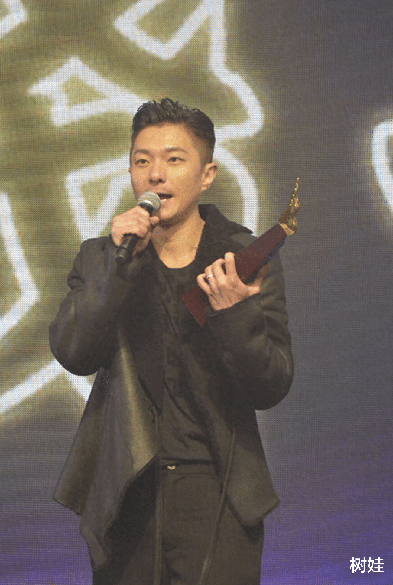 43岁香港歌手退出家族生意,称不善经商遭父母劝退,弟弟接手家业