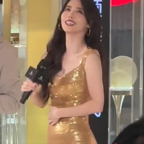 赵本山|张嘉倪屁股“太翘”引热议！被指身材“造假”，网友：买超他知道吗