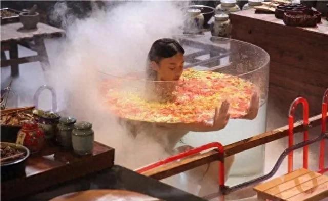 难怪电视中只有上半身,镜头下移后,是观众们不能看的尴尬画面